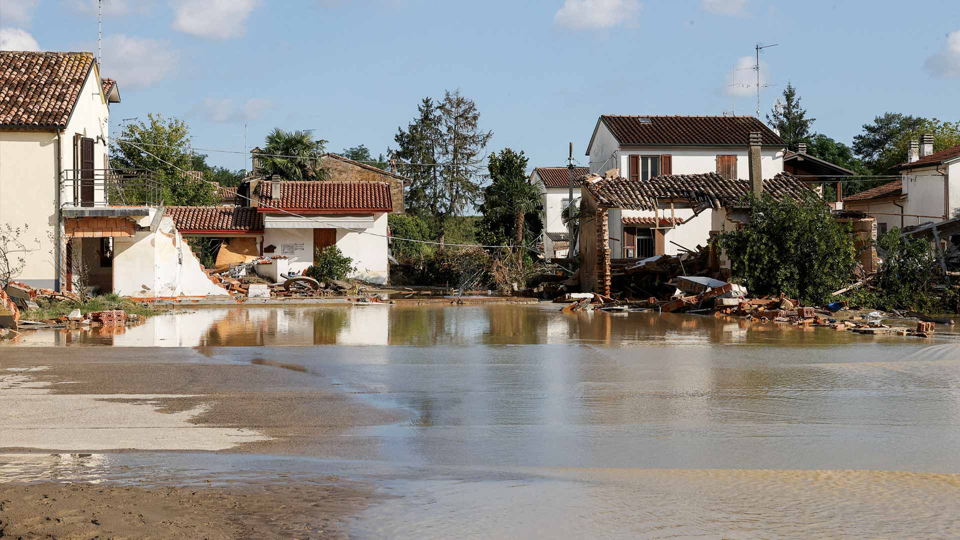 Italian firefighters tackle floods in Tuscany 