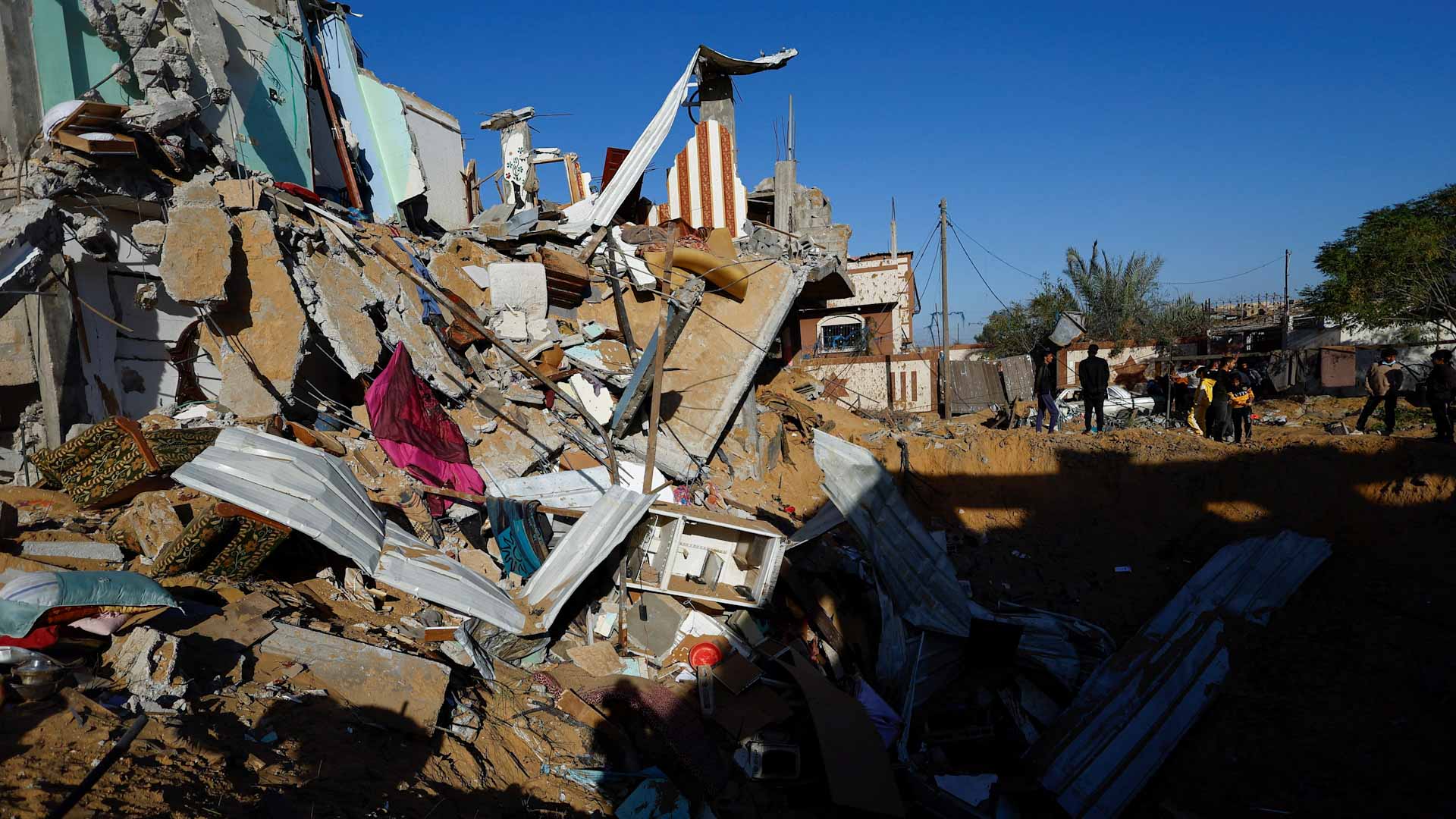 مقتل 72 فلسطينياً بقطاع غزة وقوات إسرائيلية تقتحم مشفى كمال عدوان 