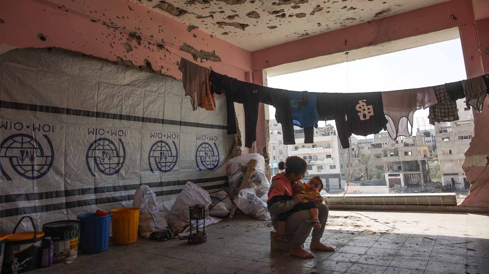 Image for the title: WHO loses contact with north Gaza hospital staff 
