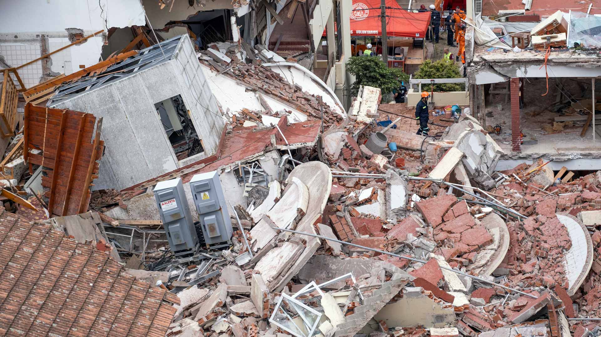 Image for the title: One dead, a dozen missing in Argentina hotel collapse 