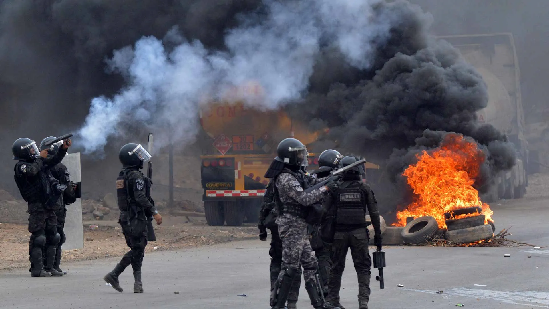 Image for the title: Nearly 13 injured in Bolivia clashes between police 