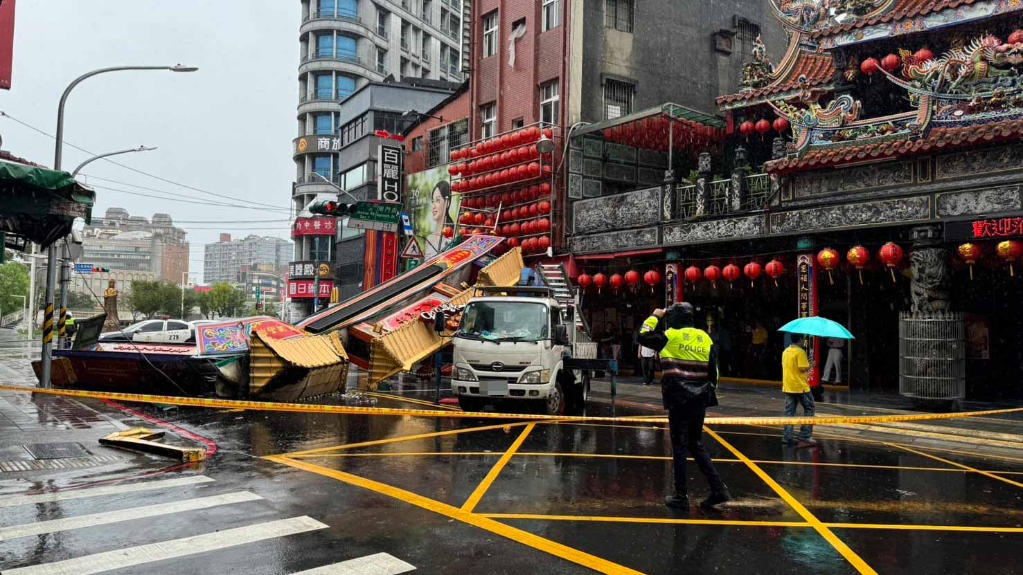 Japan urges 200,000 people to evacuate due to heavy rain 