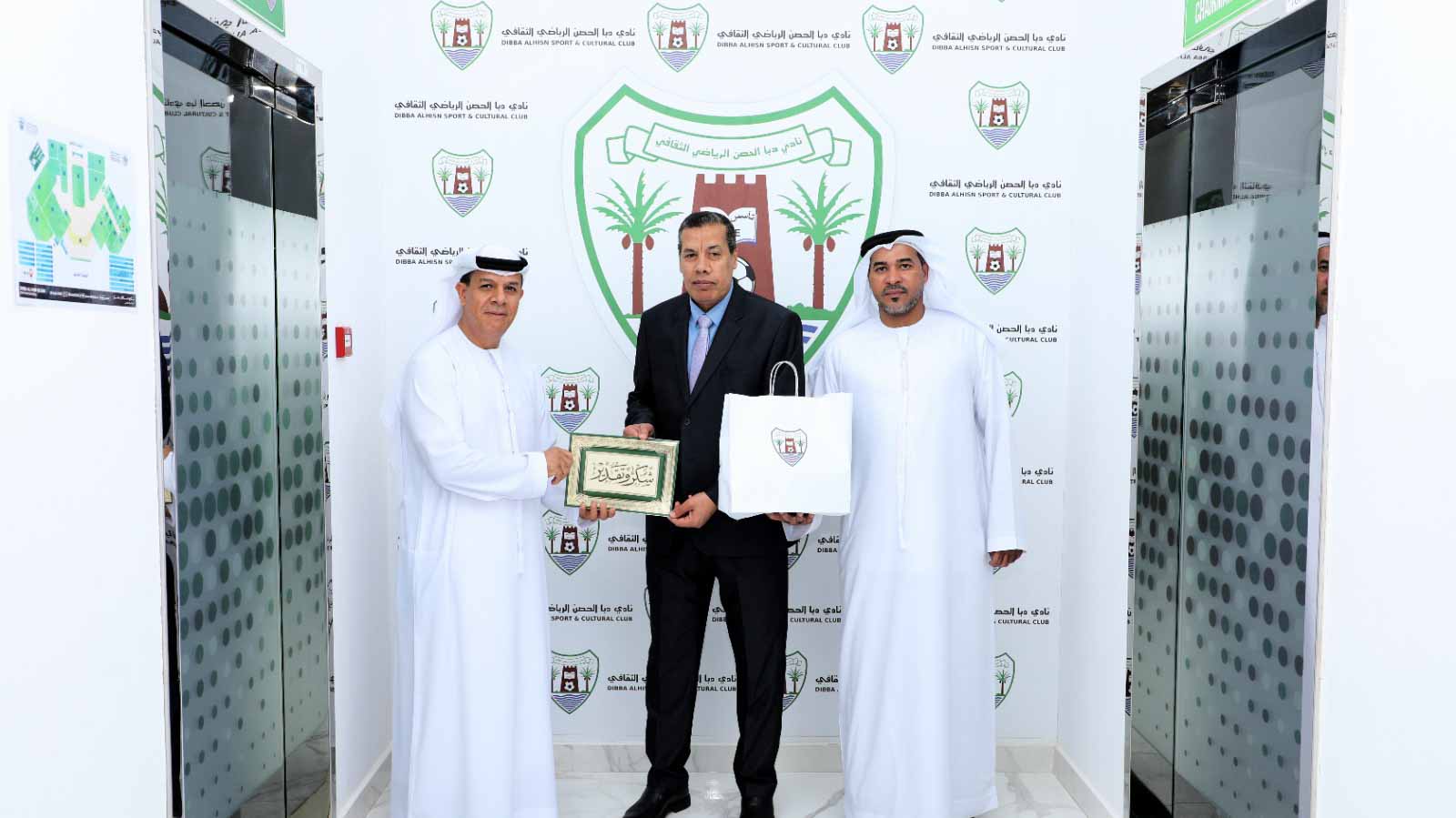 احتفالاً باليوم العالمي للتطوع.. نادي دبا الحصن يكرم موظفين 