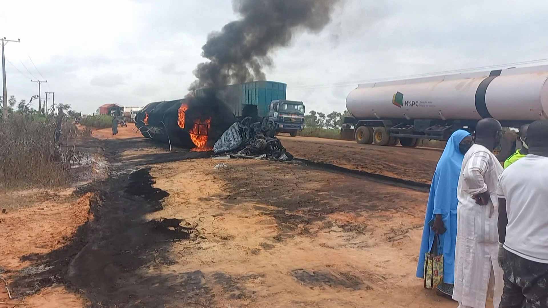 انفجار شاحنة لنقل الوقود في نيجيريا يسفر عن مقتل 60 شخصاً