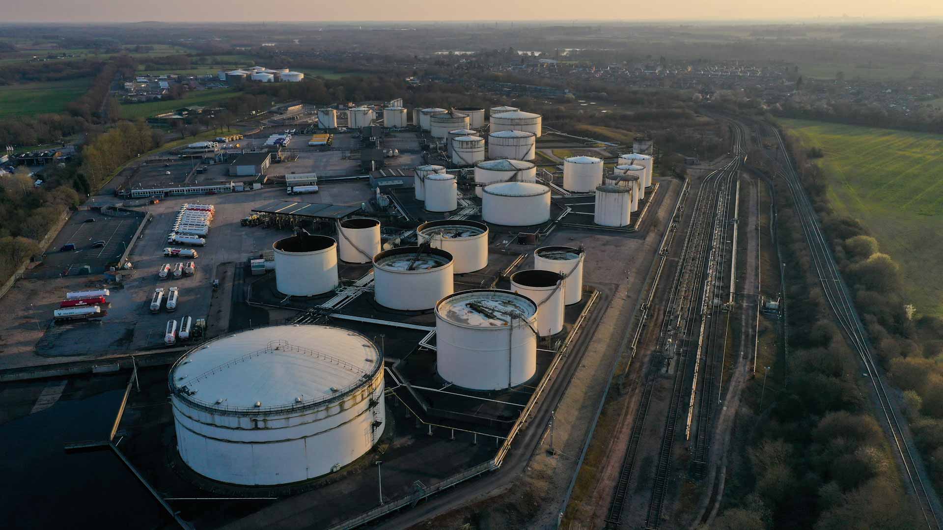 Oil prices set to end week higher after US rate cut 