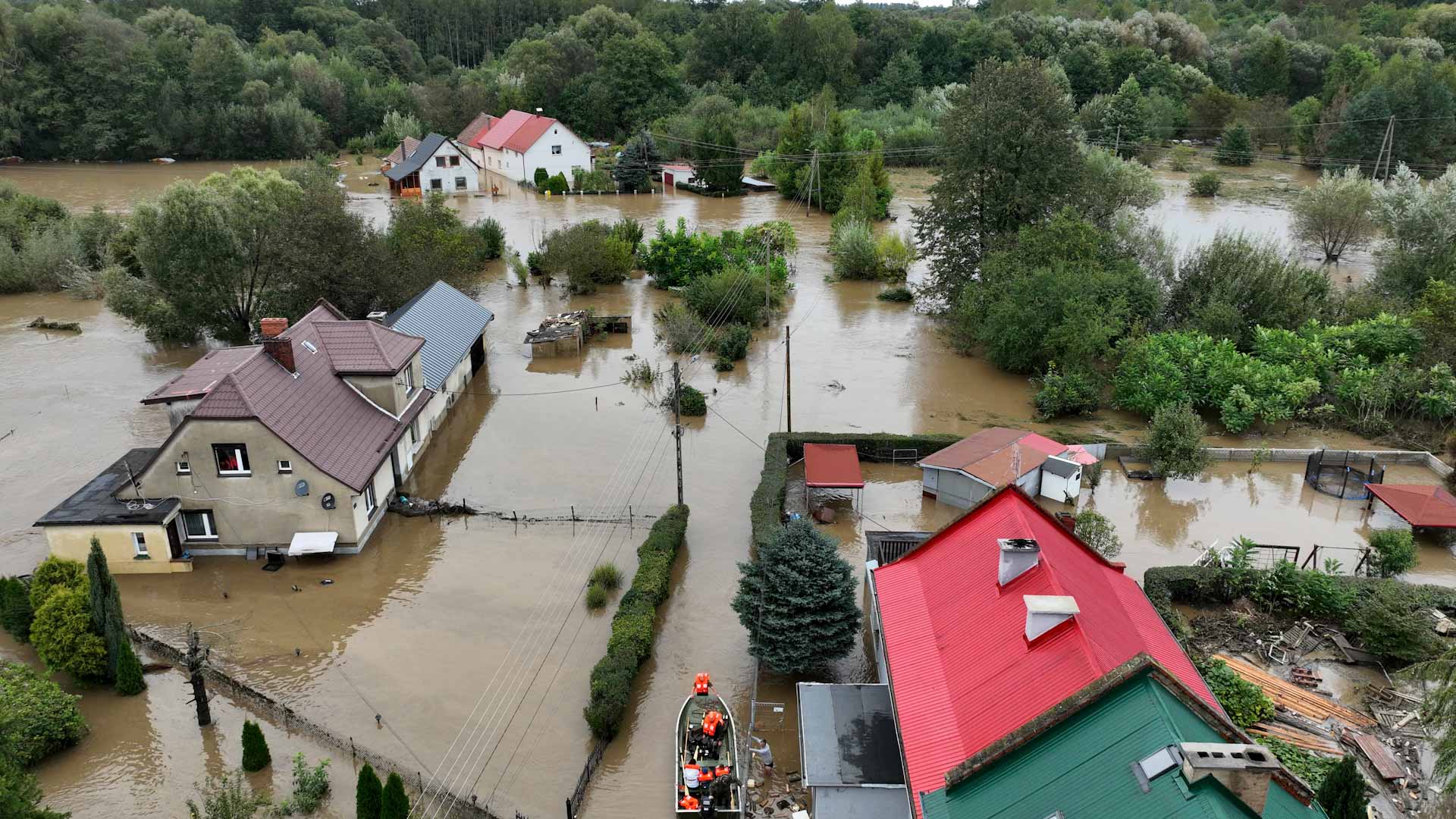 Polish army helicopters join flood defence effort