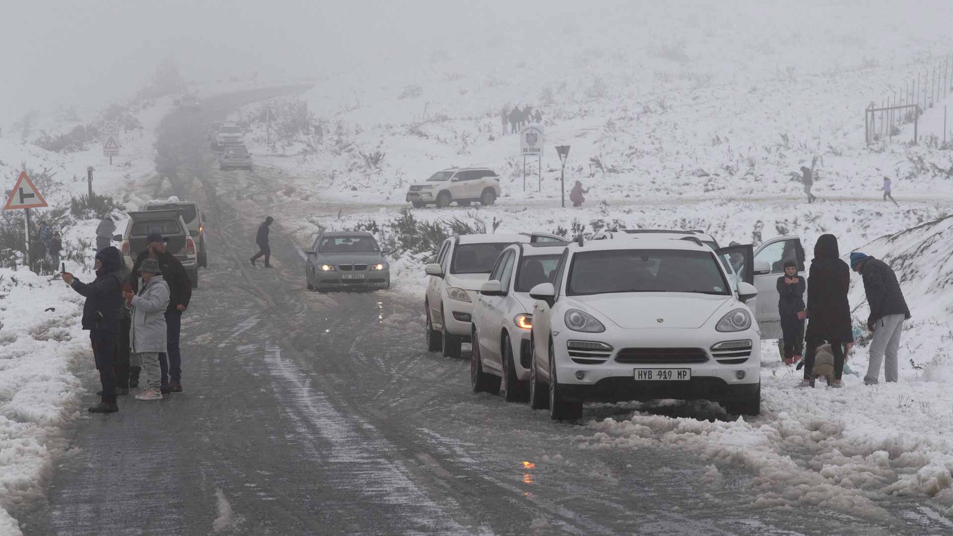 S.Africa snowfall closes roads, strands motorists overnight 