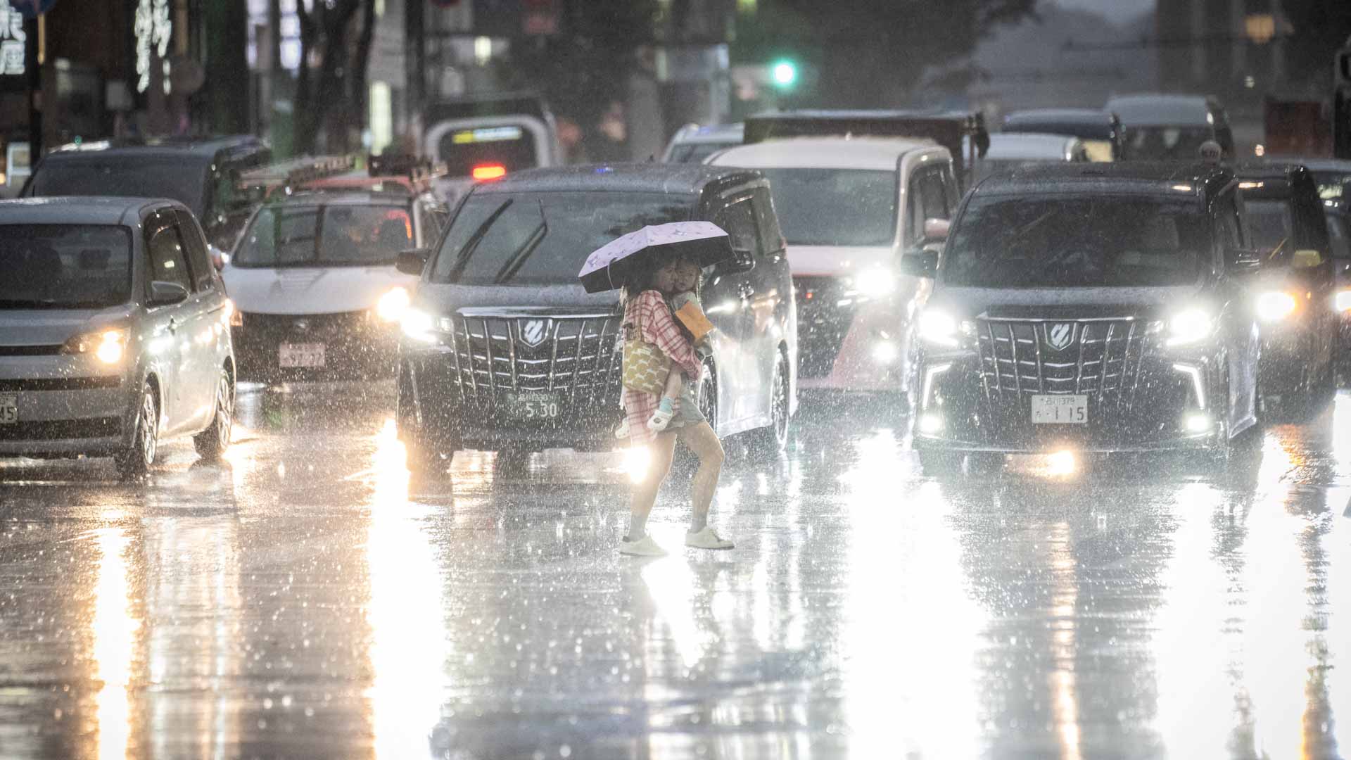 في اليابان.. أمطار "غير مسبوقة" تجبر السكان على مغادرة المنازل 