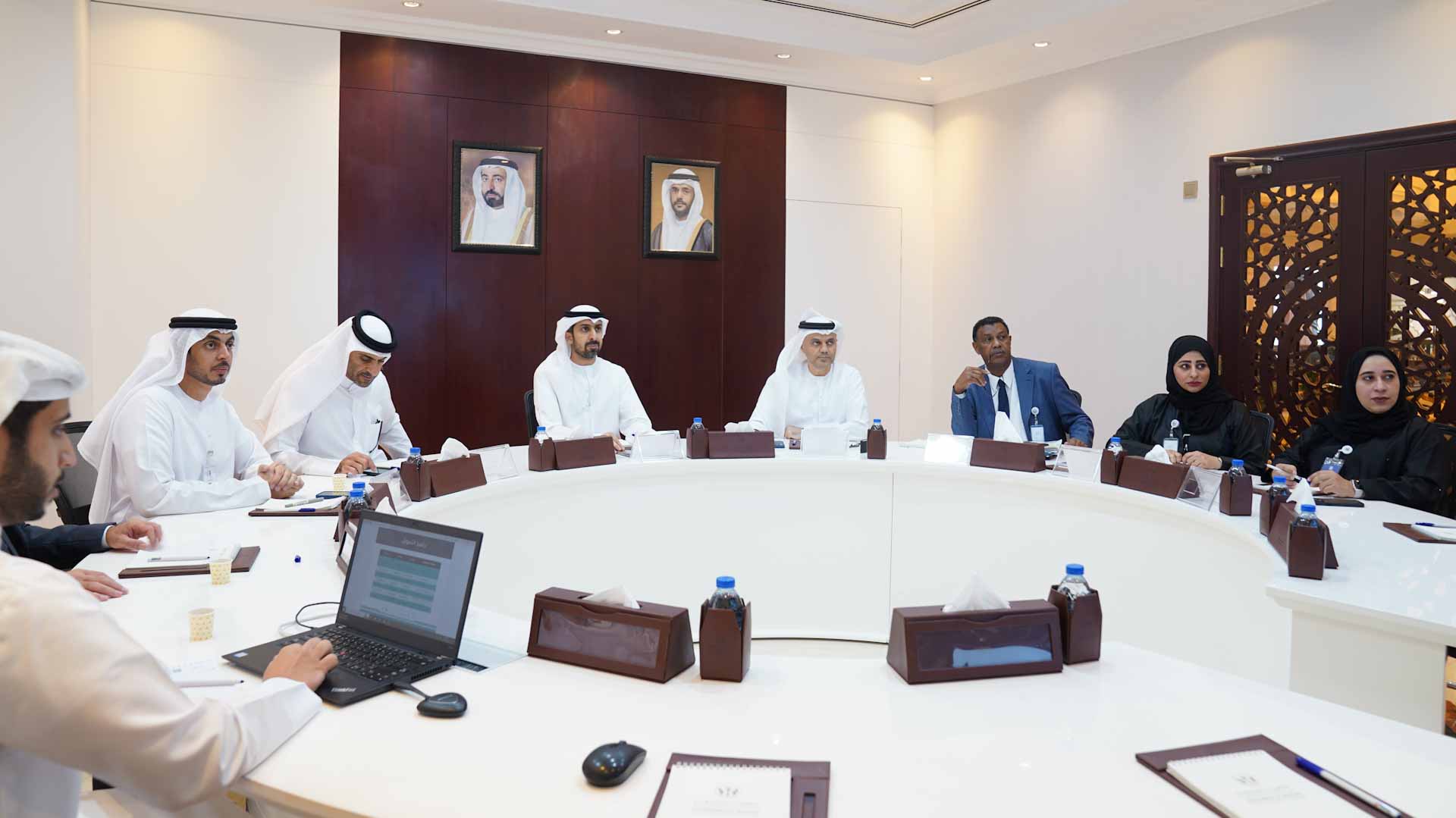 ‘Ruwad’ committee discusses investments’ development in Sharjah 