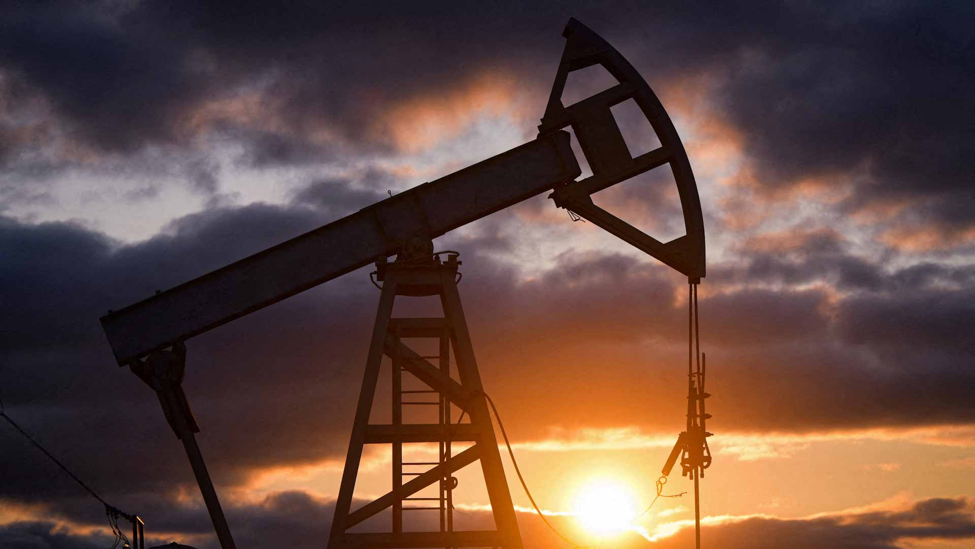 Oil prices fall at settlement