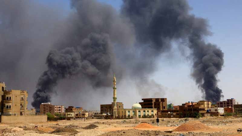 الجيش السوداني يشن قصفاً عنيفاً لاستعادة السيطرة على أراض بالعاصمة 