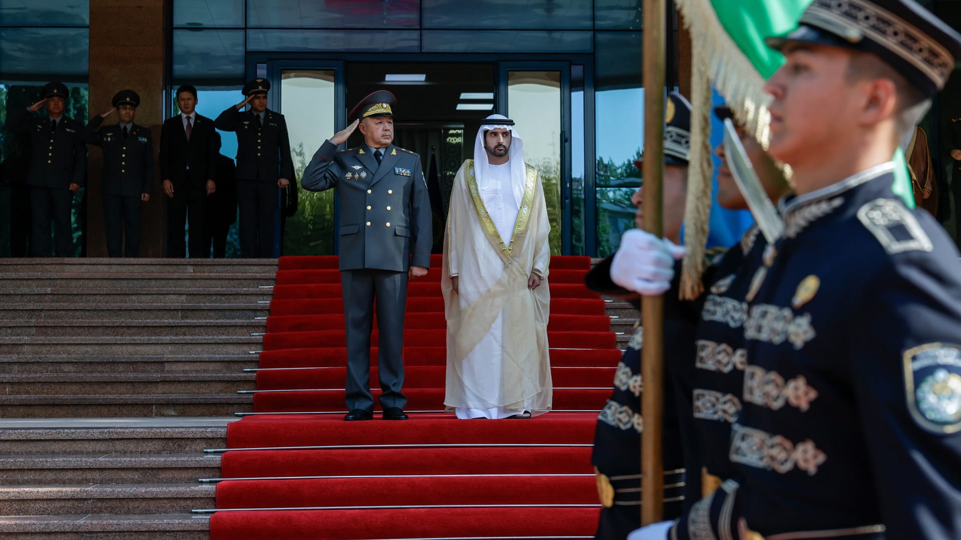 صورة بعنوان: حمدان بن محمد يختتم زيارة رسمية إلى أوزبكستان 