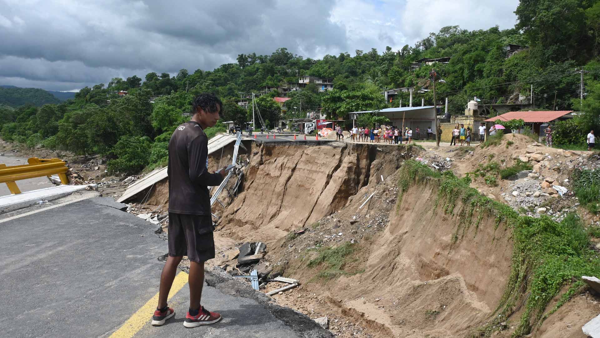 Hurricane John death toll at least 16: Mexican authorities 