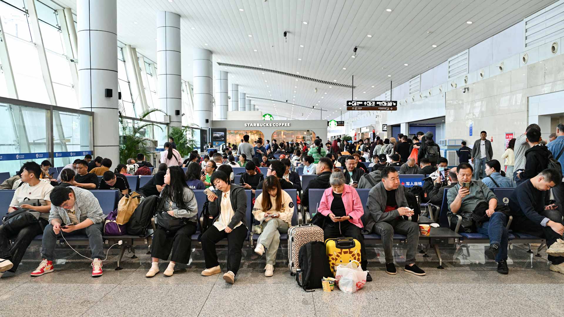 فوضى في بكين.. الرياح تعطل الرحلات الجوية وتغلق المعالم السياحية 