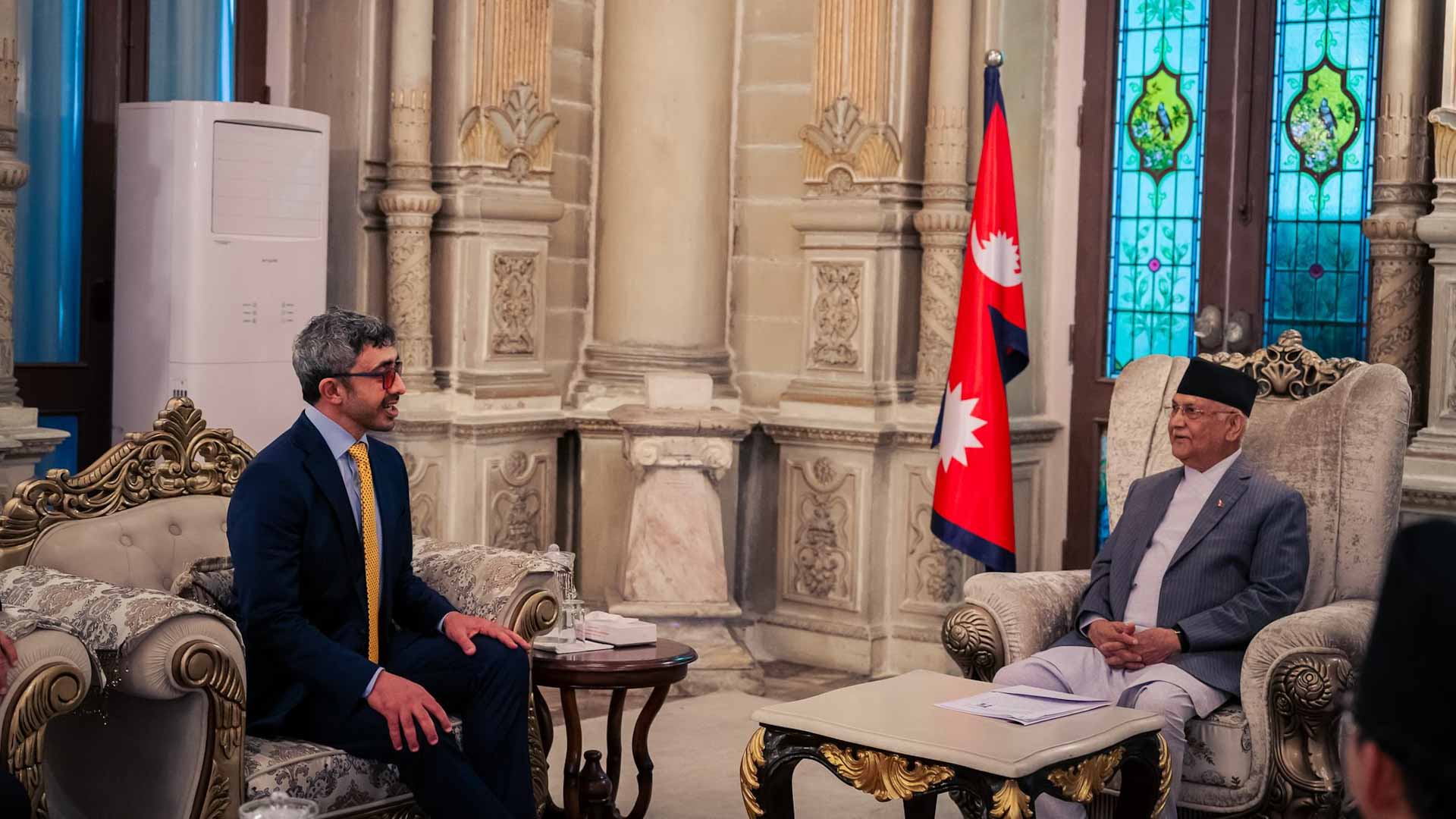 عبدالله بن زايد ورئيس وزراء نيبال يبحثان تعزيز العلاقات الثنائية