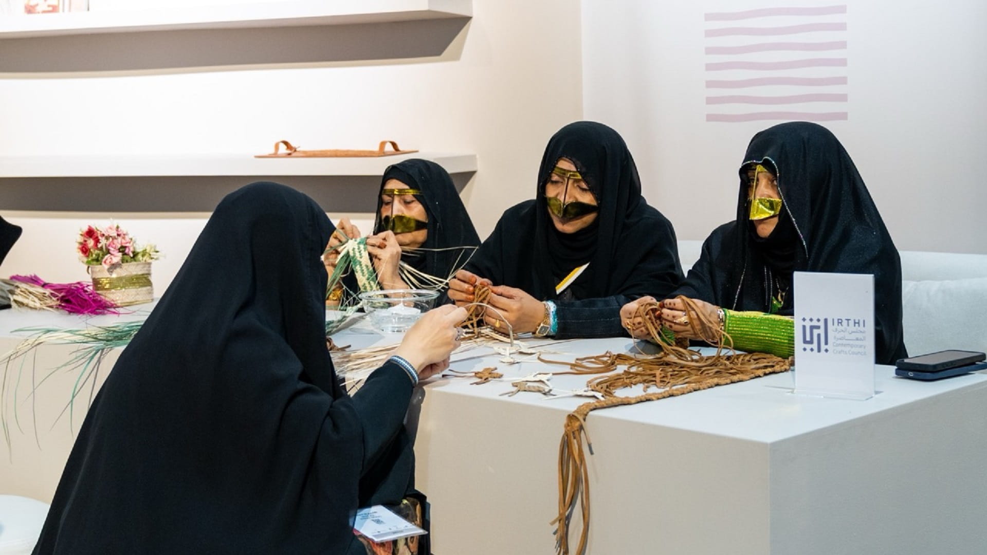 "إرثي" يحتفي بعشر سنوات من تمكين الحرفيات وتعزيز التراث اليدوي  