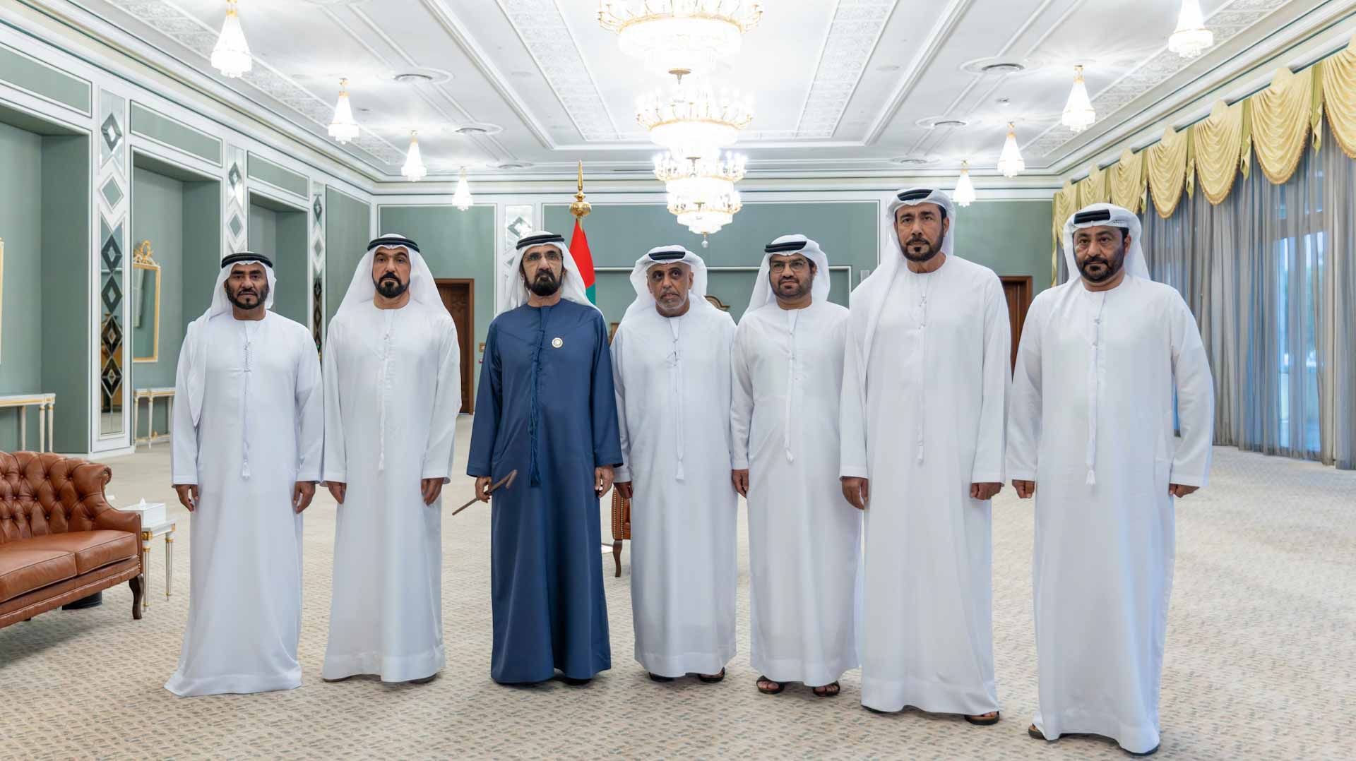 محمد بن راشد يلتقي لواءات شرطة دبي المتقاعدين 