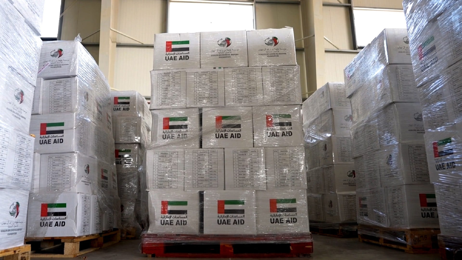 الإمارات تواصل إغاثة غزة بالإنزال الجوي الـ65 للمساعدات و21 شاحنة 