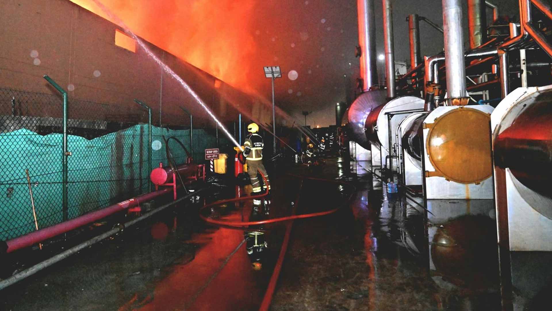 طوارئ وأزمات الشارقة: السيطرة على حريق مستودع بالحمرية دون إصابات 