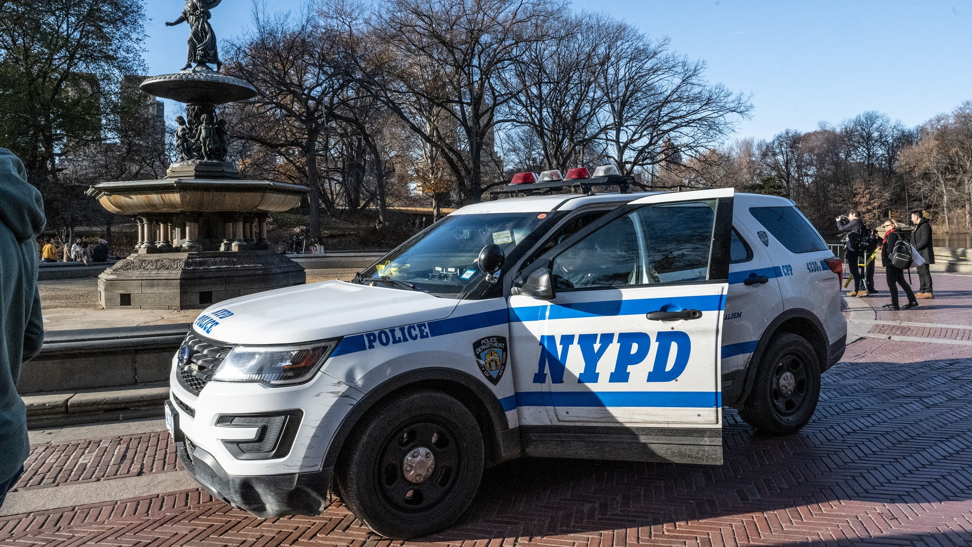 Shooting injures three people Times Square in New York 