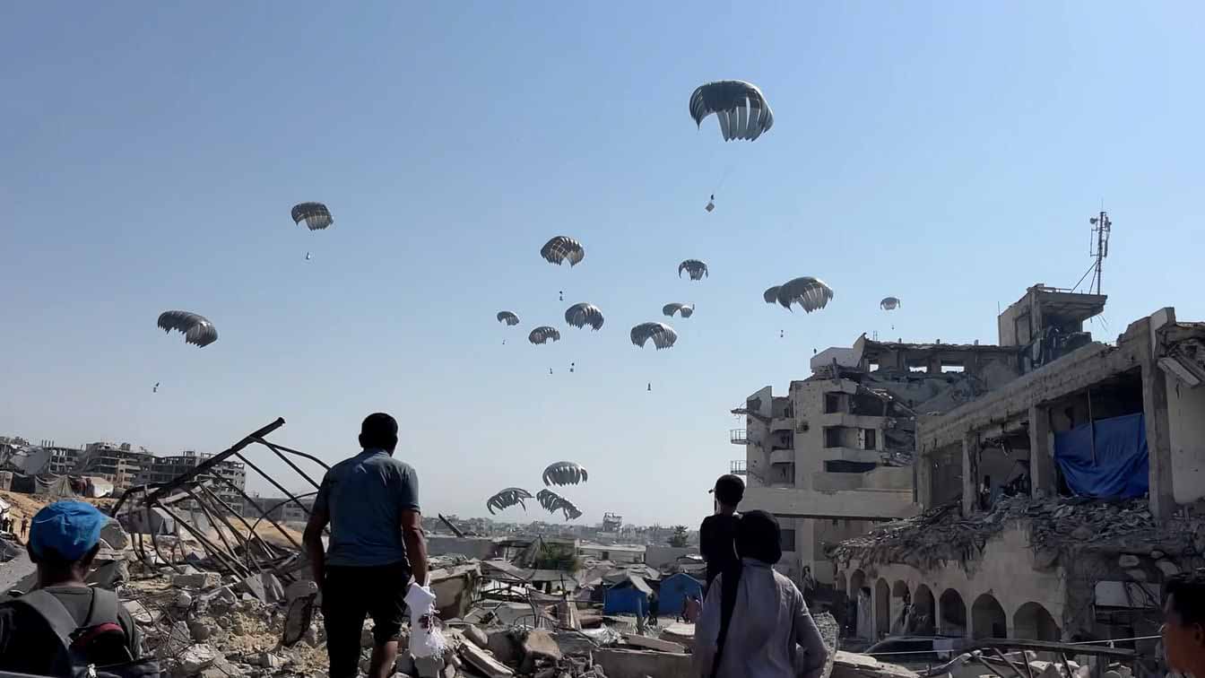 الإمارات تنفذ الإنزال الجوي الـ 71 لغزة ضمن "طيور الخير" 