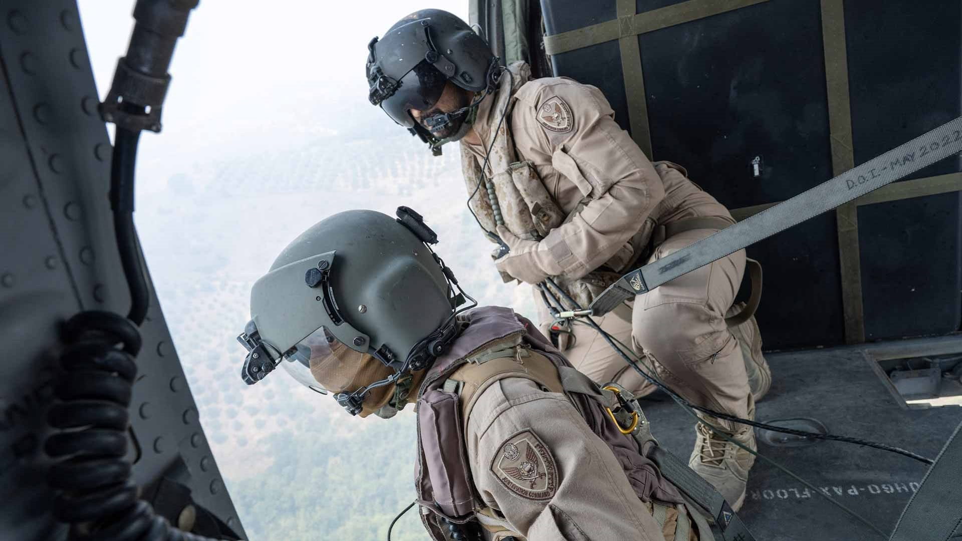 فريق الإنقاذ الإماراتي يواصل عمليات إطفاء حرائق الغابات في ألبانيا