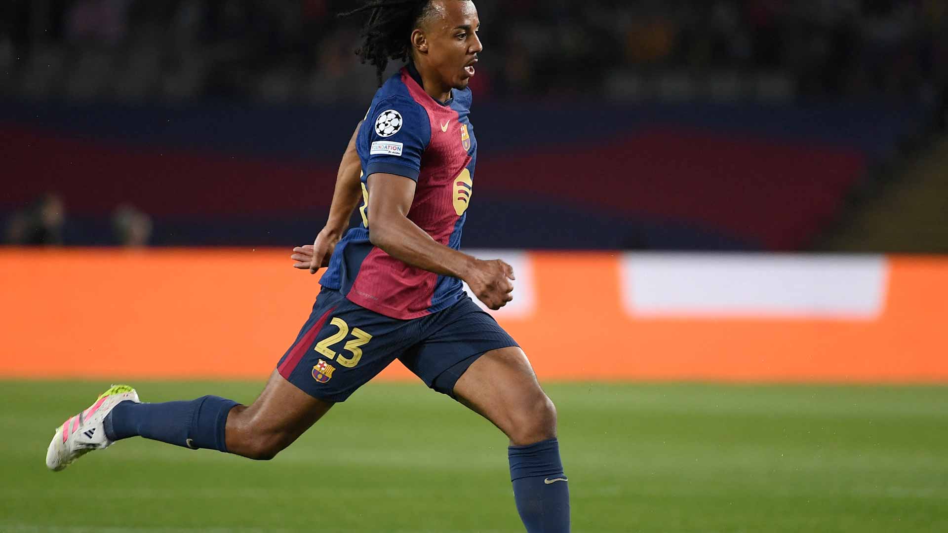 برشلونة الإسباني يمدد عقد مدافعه جول كونديه 