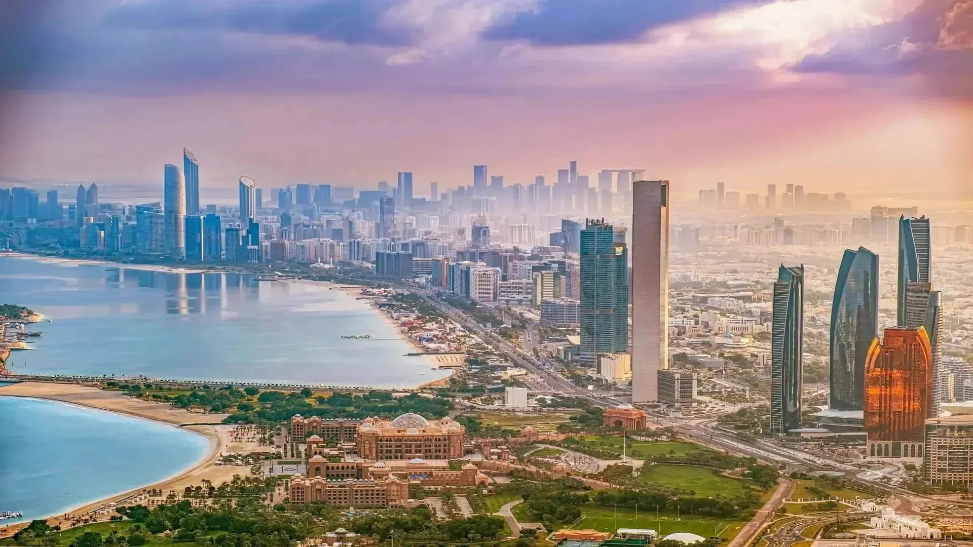 طقس الأحد في الإمارات.. غائم جزئياً مع فرصة سقوط أمطار خفيفة 