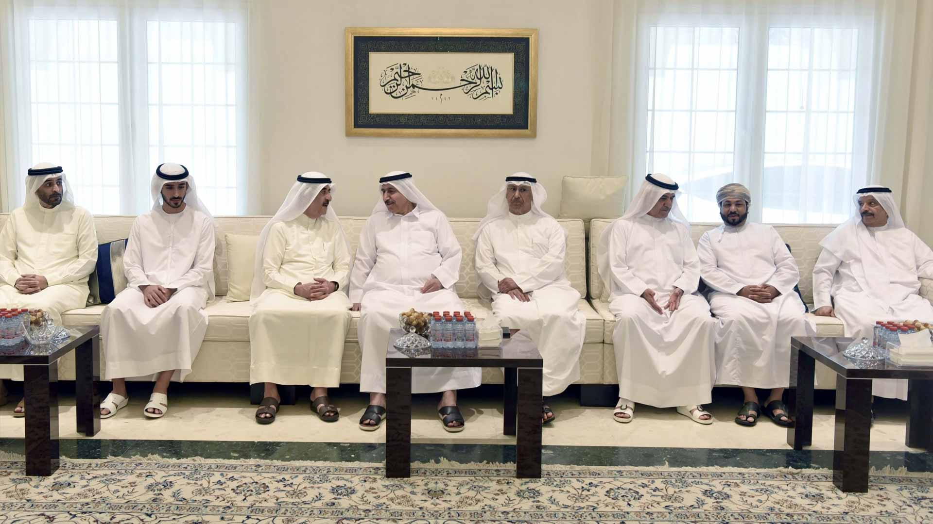 حاكم أم القيوين يقدم واجب العزاء في وفاة حرم حمد بن رحمه الشامسي 