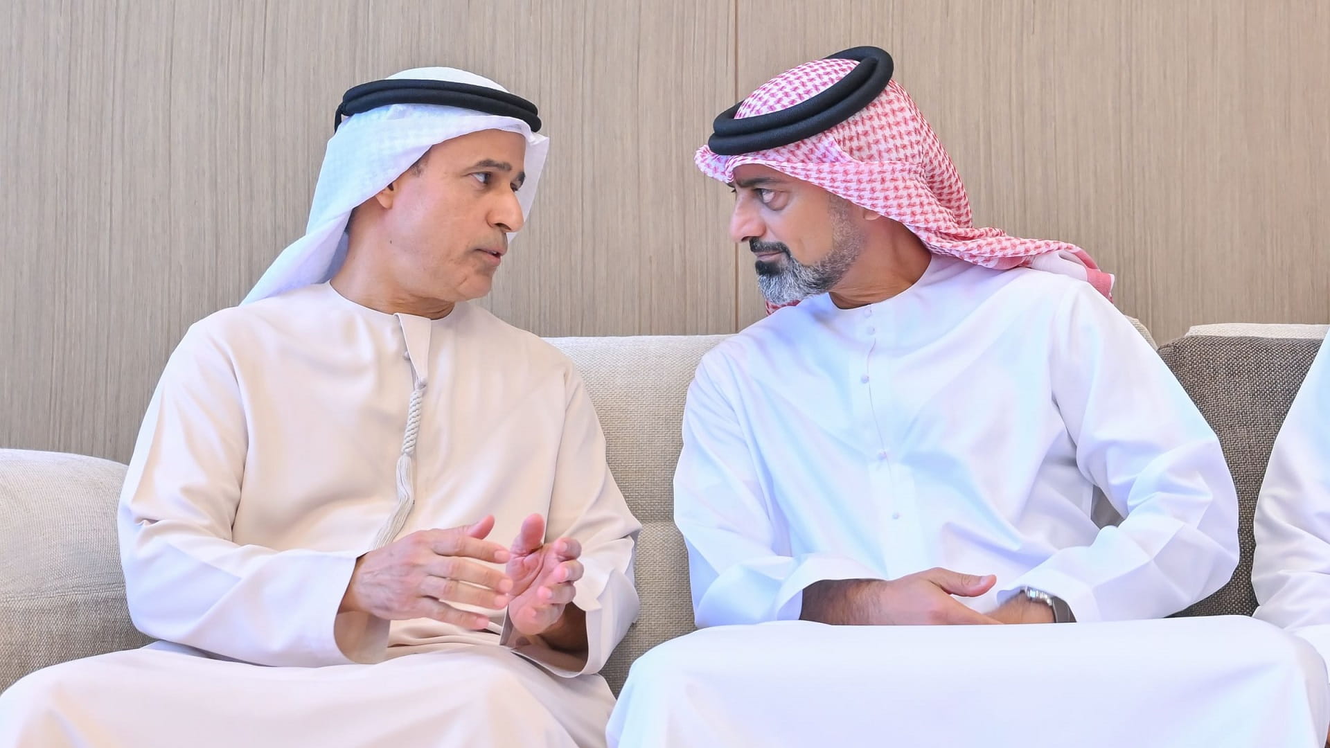 عمار بن حميد يقدّم واجب العزاء بوفاة شمسة بنت علي الشعفار 