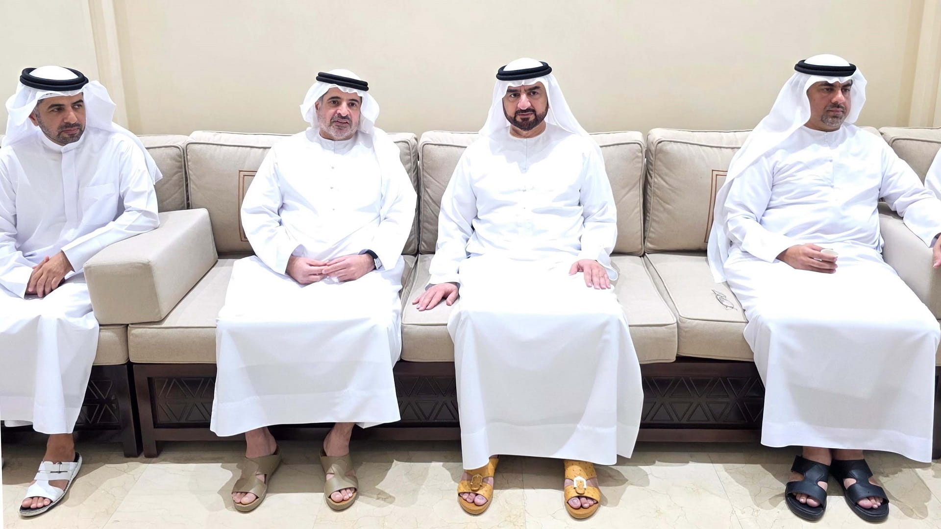 عبد الله بن سالم يقدم واجب العزاء في وفاة حميد عبيد الهاجري