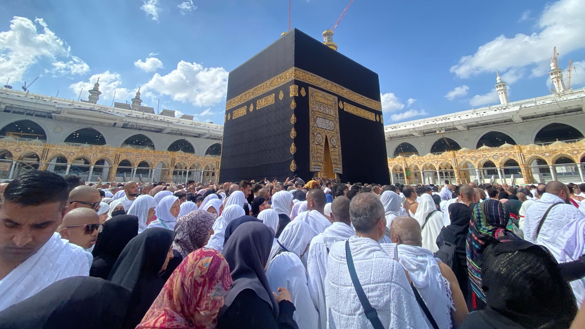 السعودية تطلق خدمة "نسك عمرة" لمنح المعتمرين تأشيرة دون وسيط 