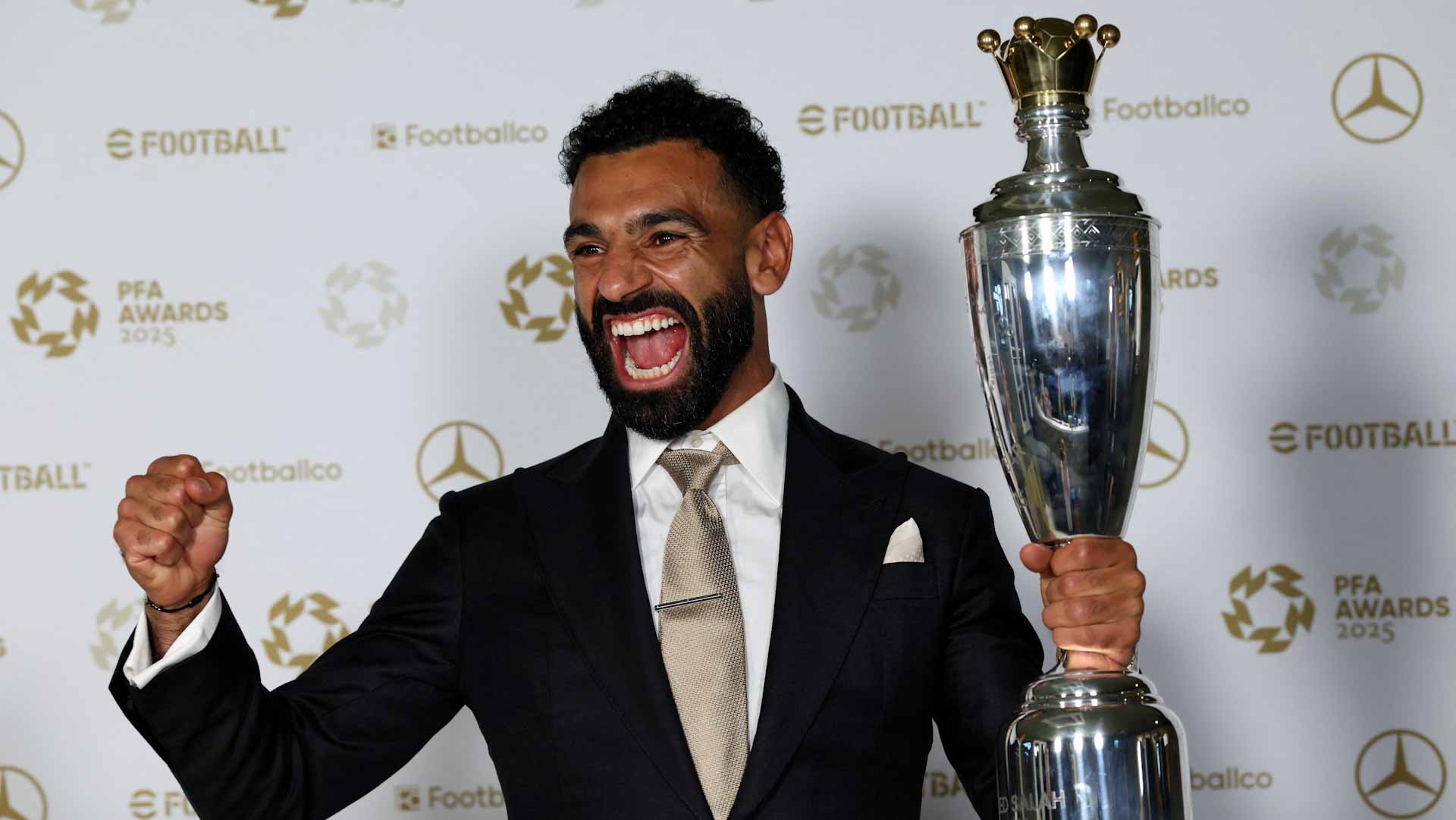 حمد صلاح يدخل التاريخ بحصوله على جائزة لاعب العام للمرة الثالثة 