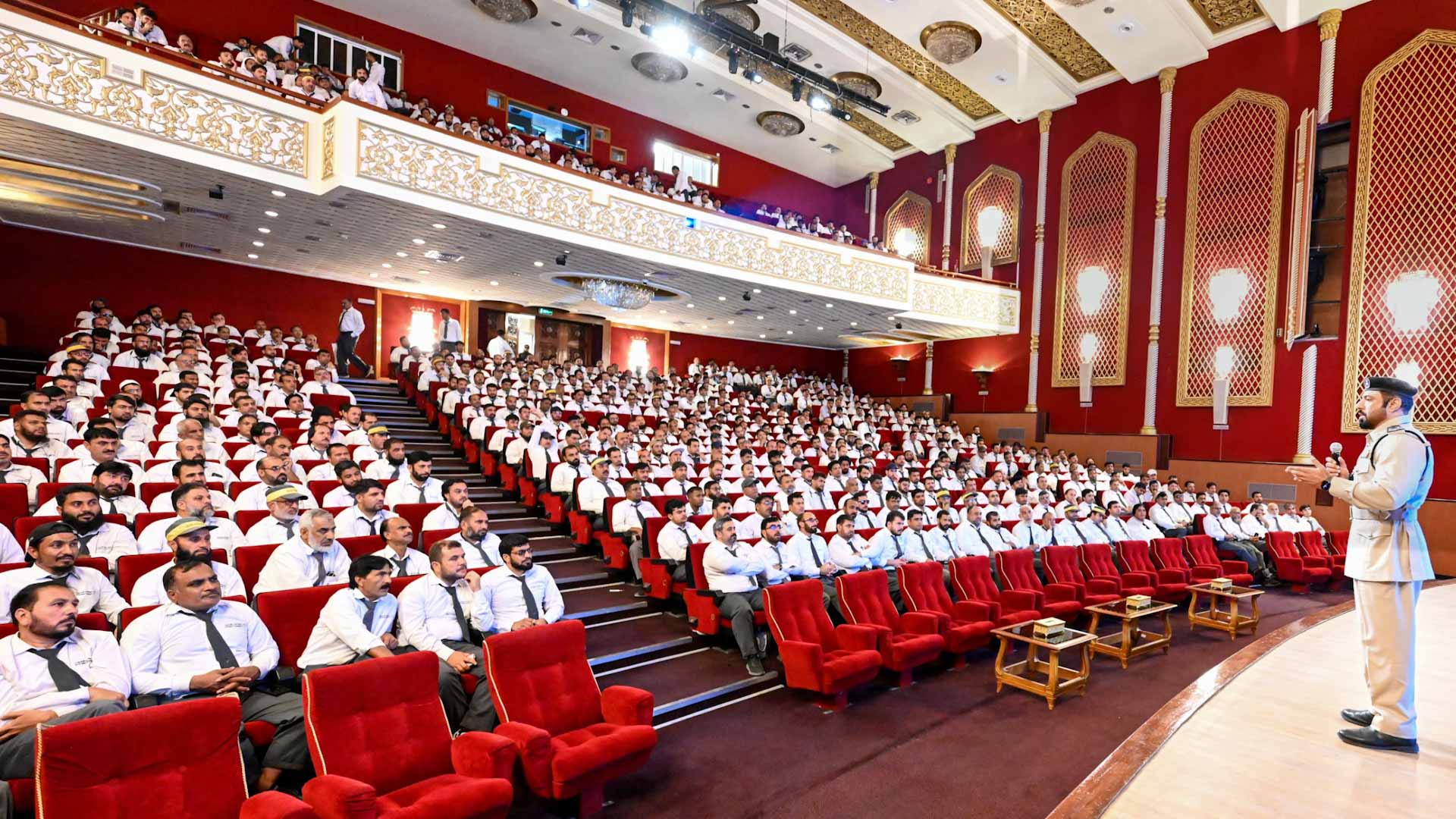 شرطة الشارقة توعّي سائقي الحافلات المدرسية لضمان سلامة الطلبة