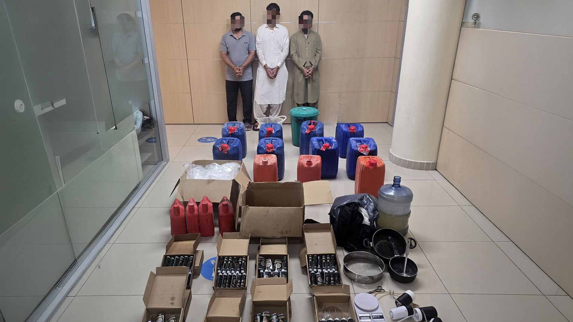 شرطة أبوظبي تضبط عصابة آسيوية بحوزتها 377 كيلو من مخدر "الكريستال" 