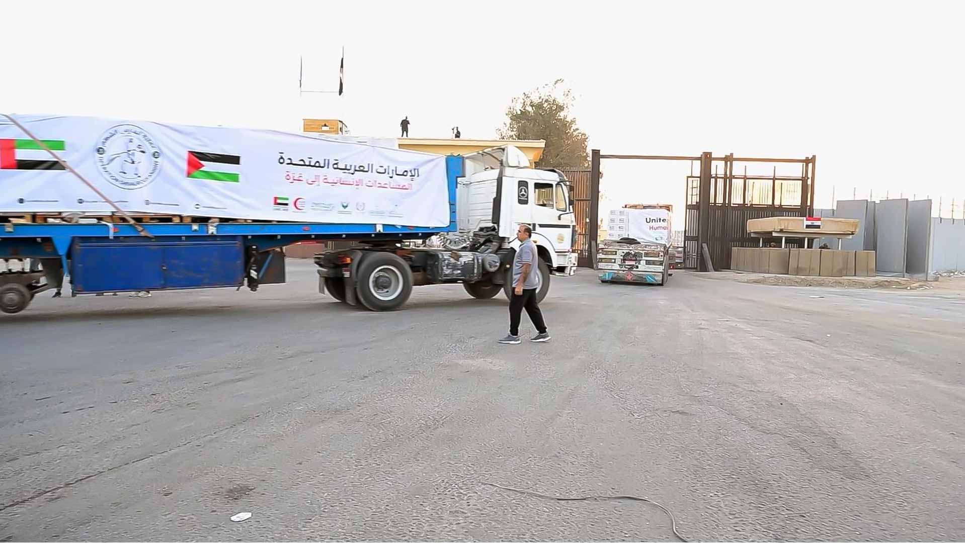 ضمن "الفارس الشهم 3"..4 قوافل مساعدات إماراتية تعبر إلى غزة 