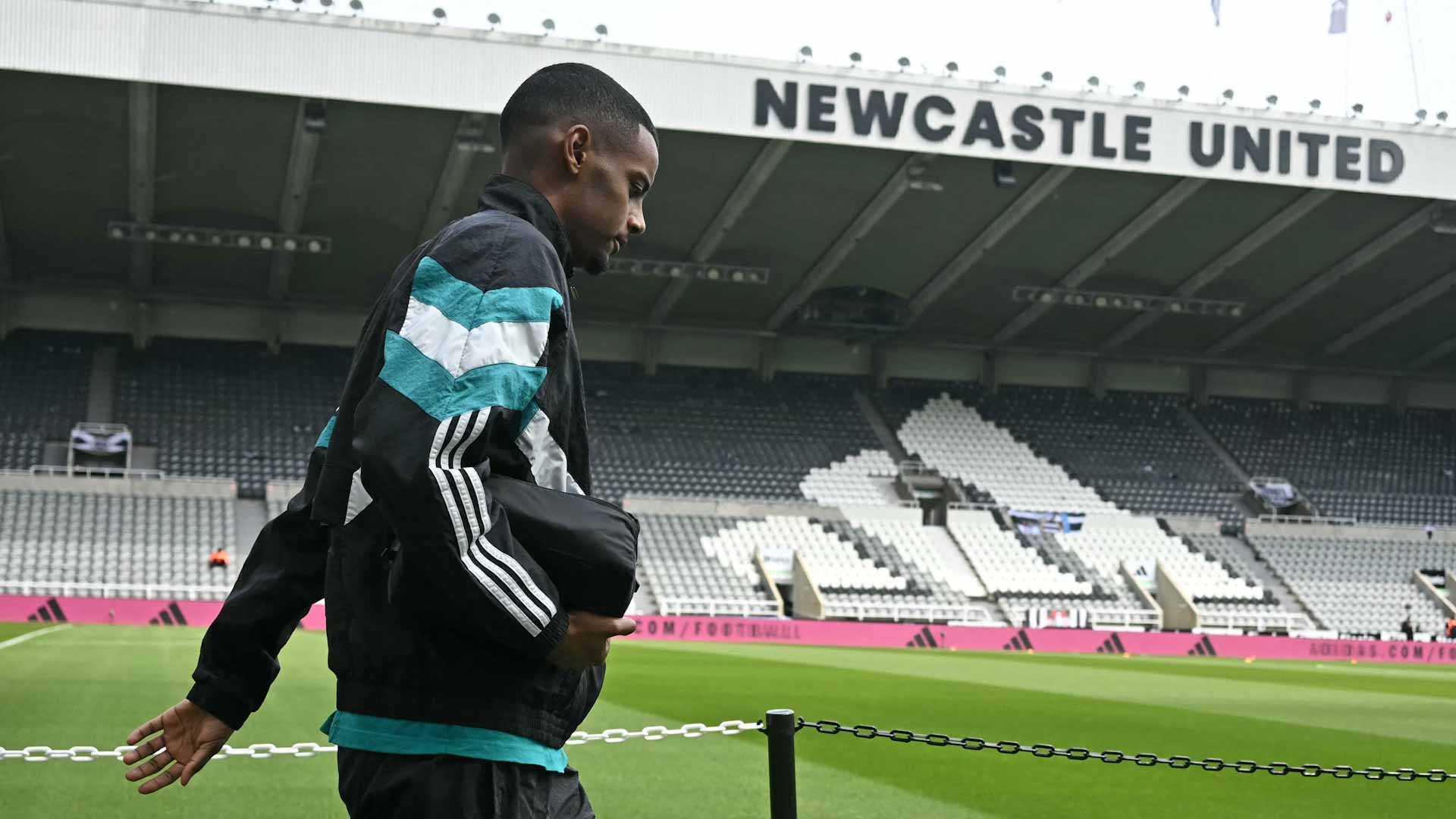 الاتحاد السويدي يستدعي المهاجم أيزاك للمنتخب الأول 