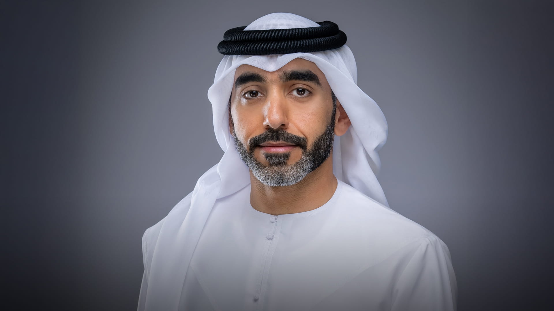 راشد القاسمي: المرأة الإماراتية رمز للعزيمة ونموذج للريادة والنجاح