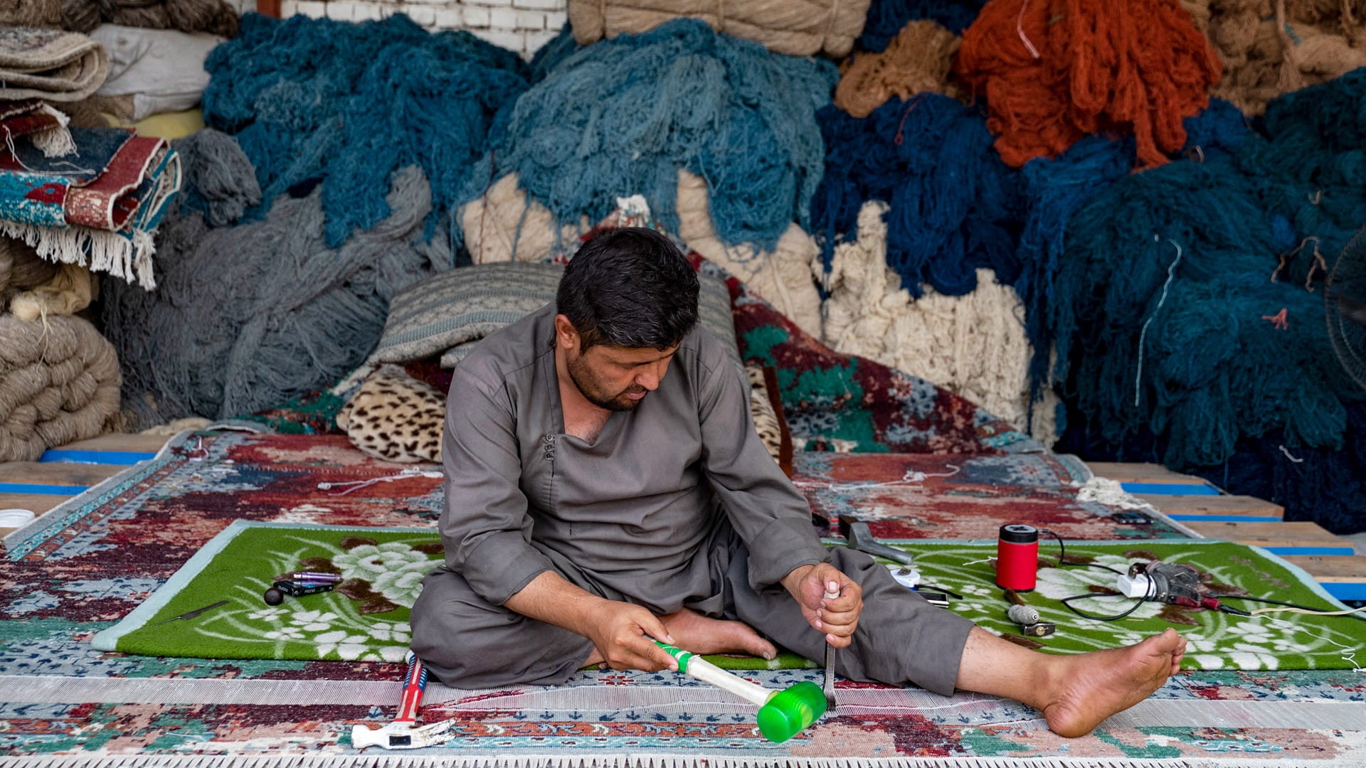 في الهند..صناعة السجاد مهددة بالاندثار بعد مضاعفة الرسوم الأميركية 