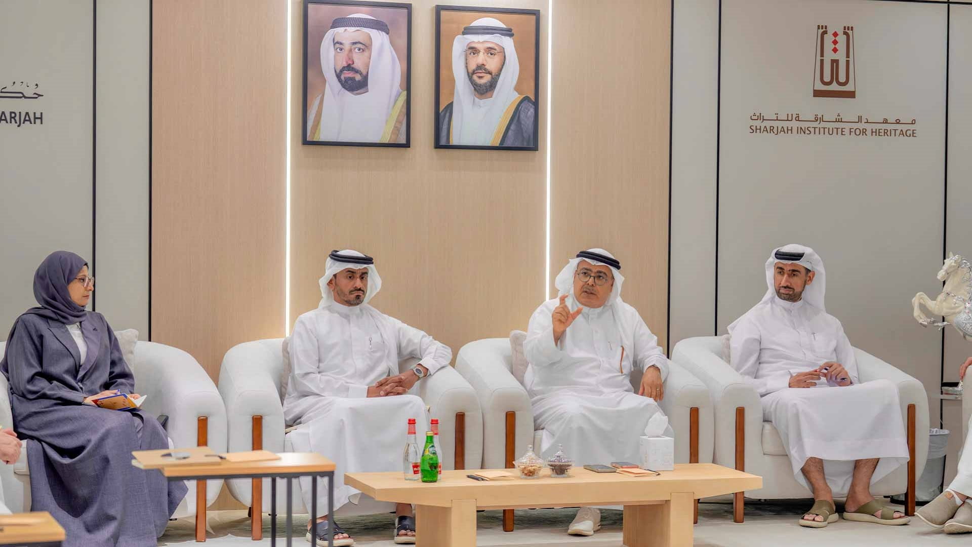 الشارقة للتراث يعقد اجتماعًا دوريًا لتطوير الإدارات 