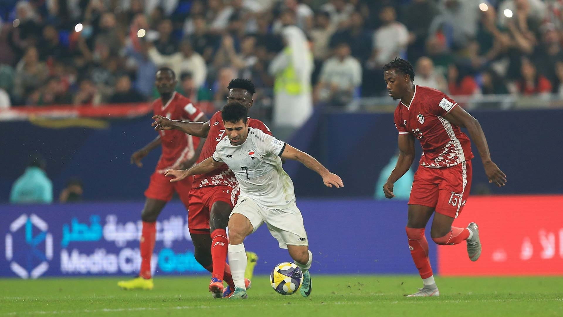 منتخب العراق يفوز على نظيره السوداني ويبلغ ربع نهائي كأس العرب 