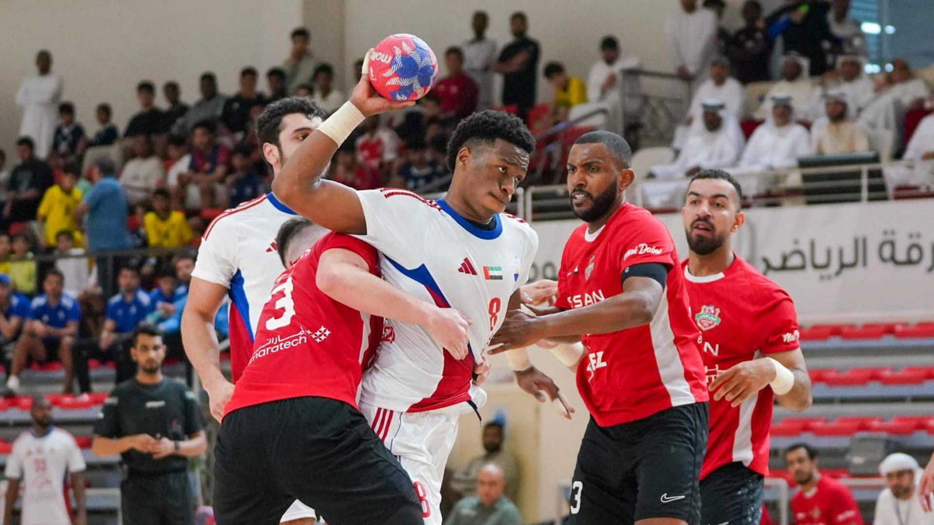 الشارقة يفوز على شباب الأهلي وينفرد بصدارة دوري أقوياء اليد 