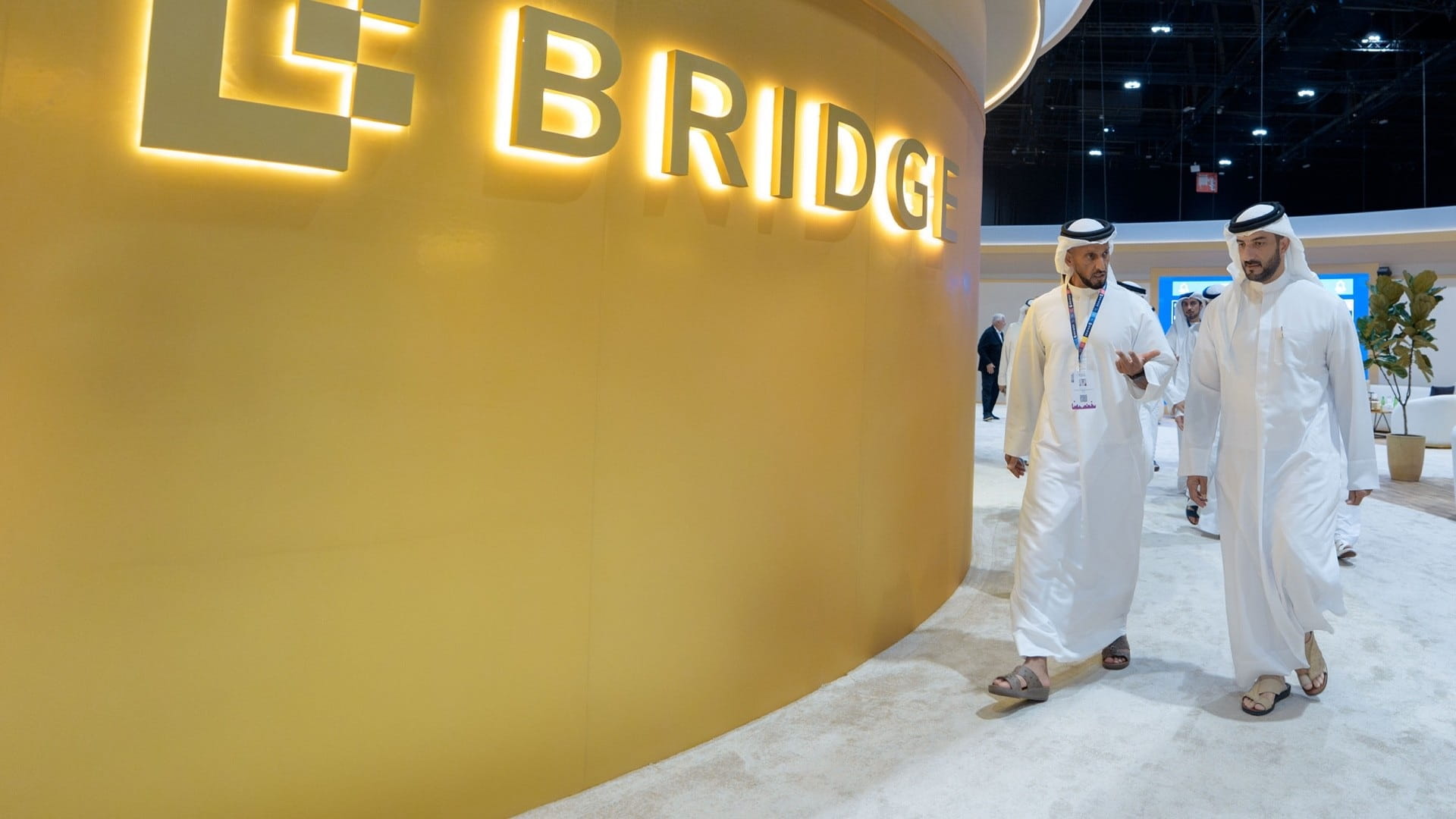 سلطان بن أحمد يزور فعاليات قمة "بريدج 2025" في أبوظبي 