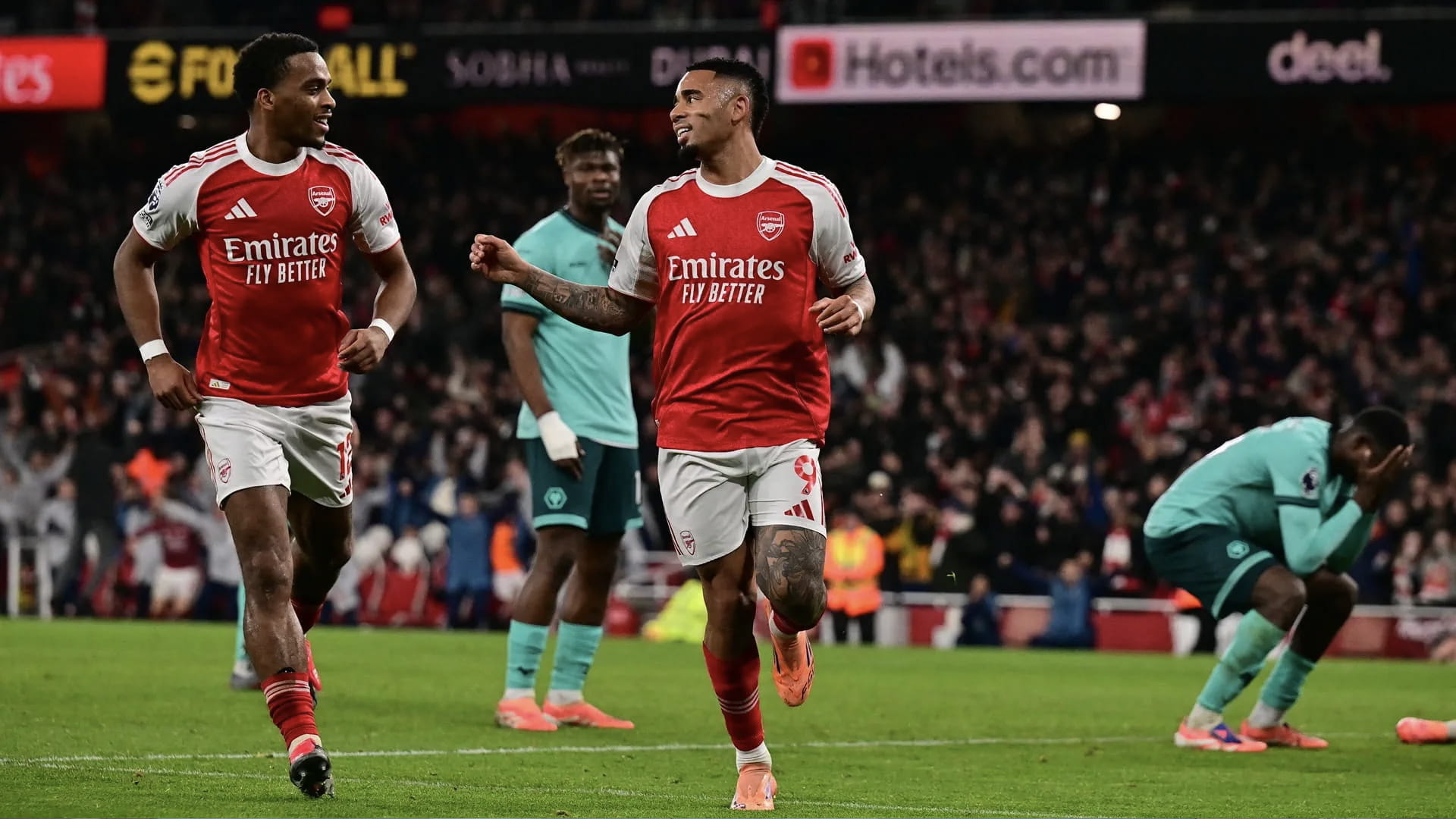 Arsenal maintain lead in English Premier League