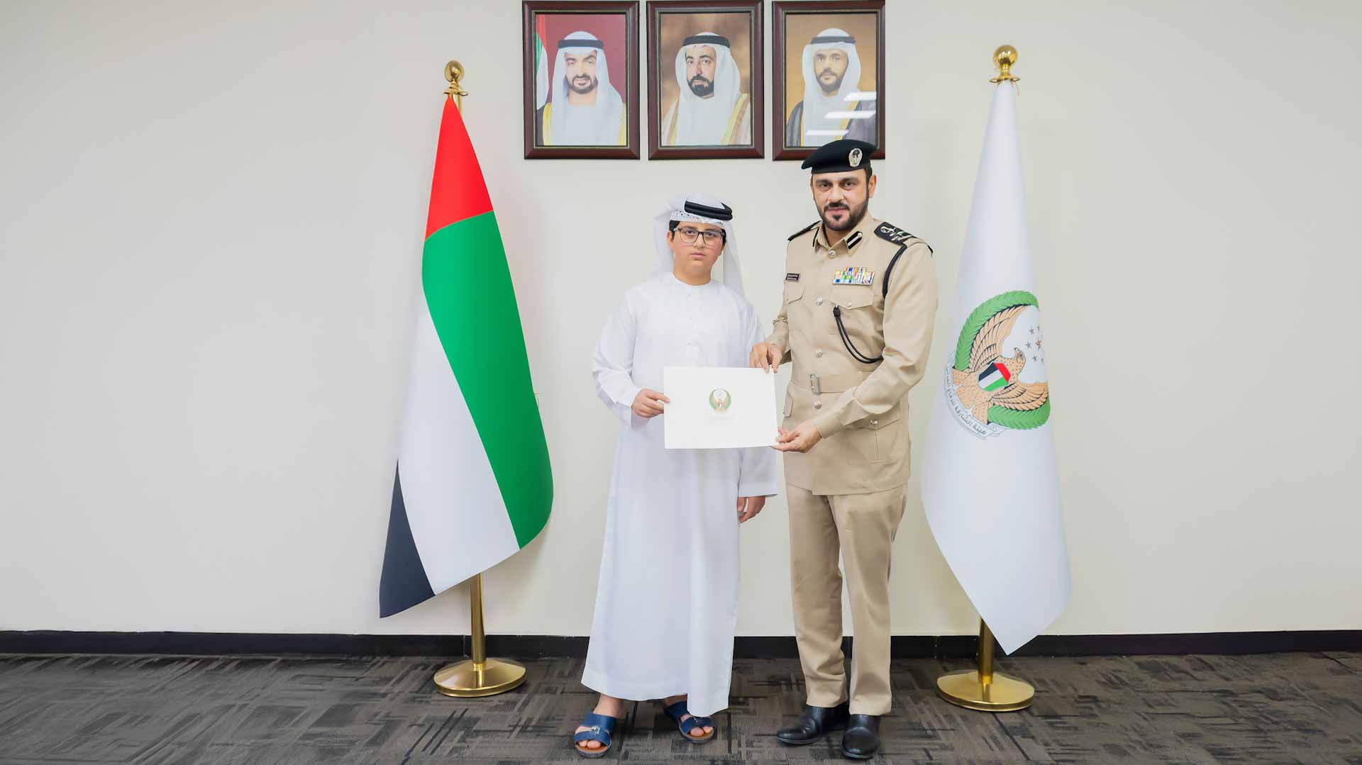 دفاع مدني الشارقة يكرم طفلًا لتصرفه السريع بالإبلاغ عن حريق مركبة 