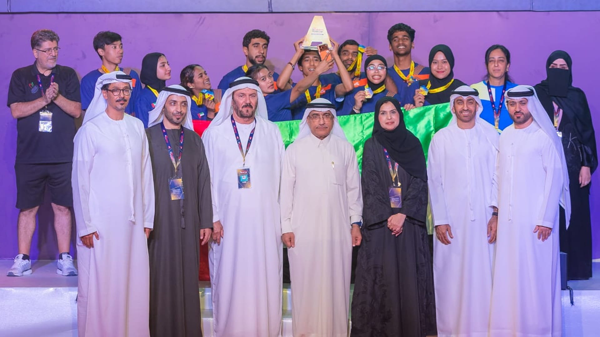 سعيد بن صقر يكرم أبطال الإمارات في الريشة الطائرة 