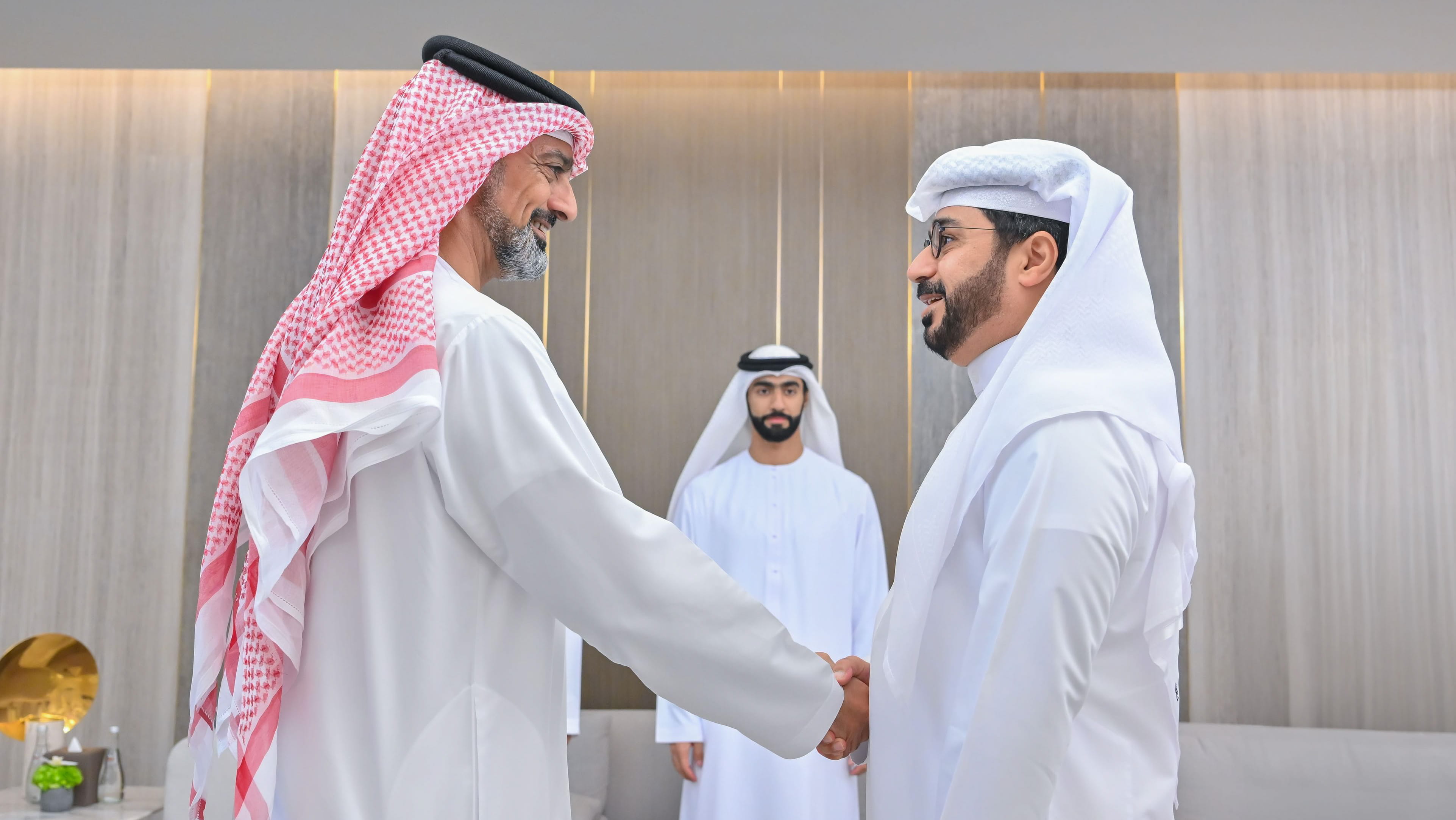 عمار بن حميد يبحث وقنصل البحرين ترسيخ علاقات البلدين الشقيقين 