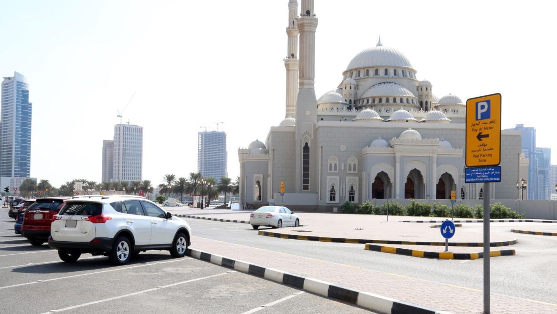 صورة بعنوان: بلدية الشارقة تعفي مستخدمي المواقف العامة من الرسوم حتى الجمعة 