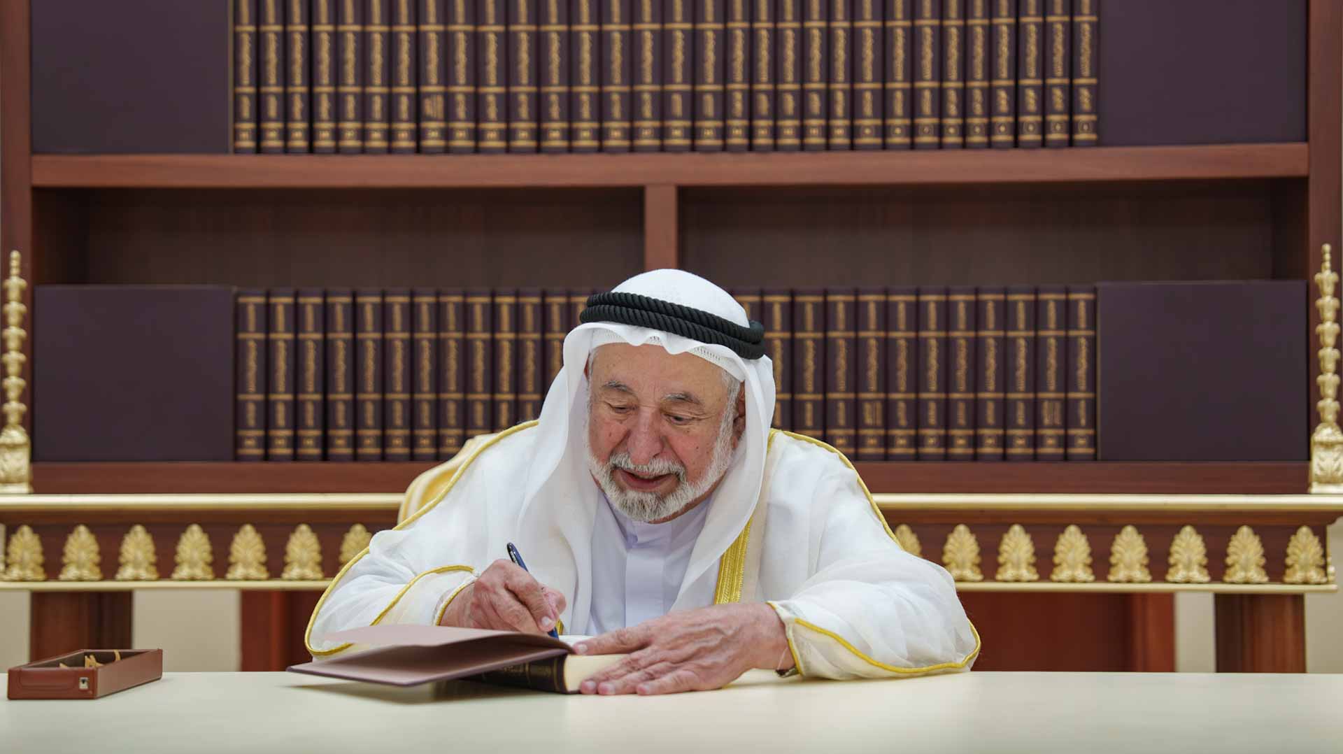 حاكم الشارقة يوقع أول نسخة من المرحلة الأولى للموسوعة العربية الشاملة 