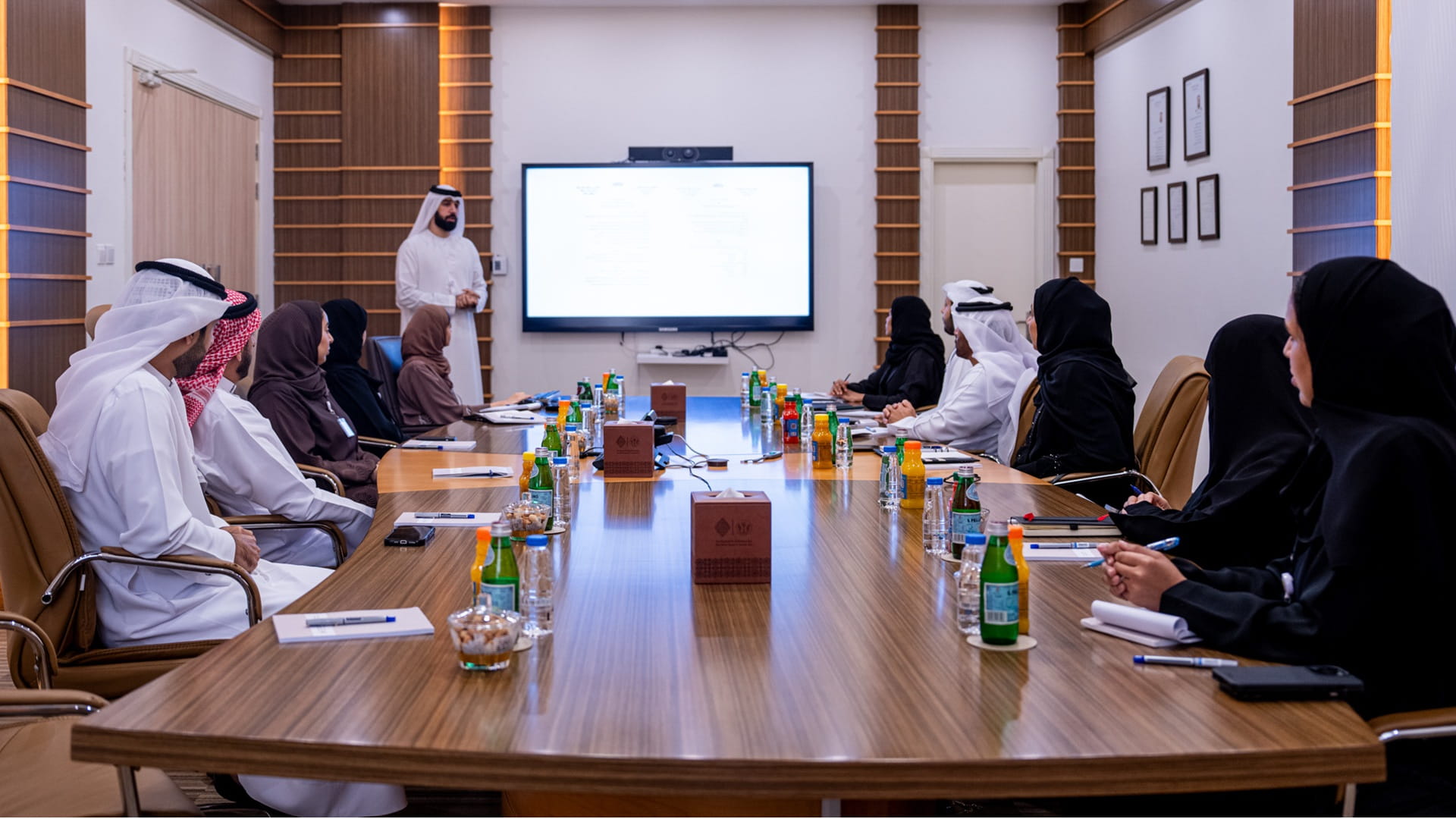 "تربية استشاري الشارقة"تطلع على جهود وبرامج"الشارقة للقرآن الكريم" 